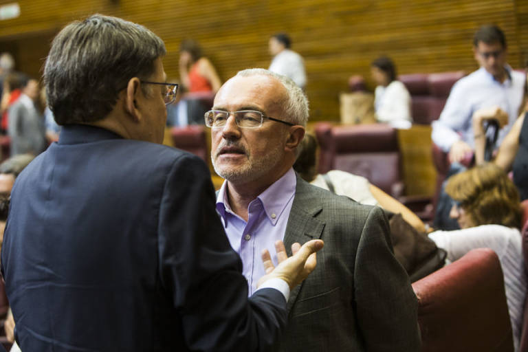 Ximo Puig (de espaldas) y Antonio Montiel en la sesión de investidura del President - 