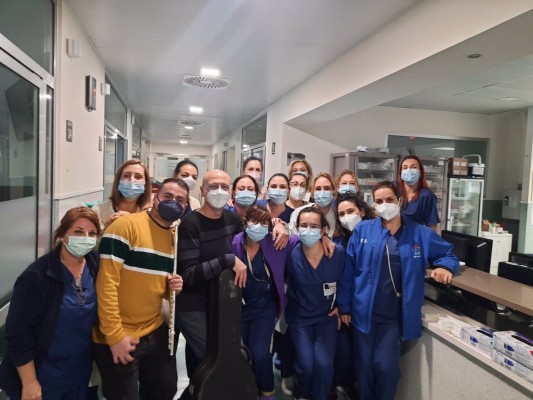 La UCI del Santa Lucía de Cartagena acoge una sesión de musicoterapia para pacientes

