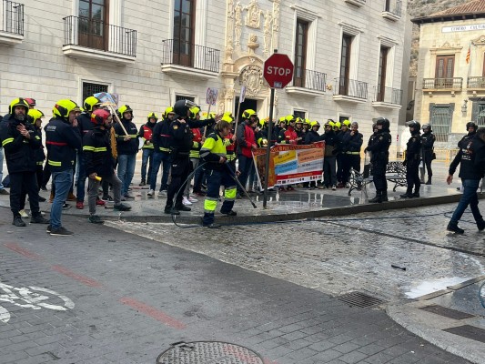 Los bomberos de la Comunitat protestan ante el Consell contra la nueva Unidad de Emergencias
