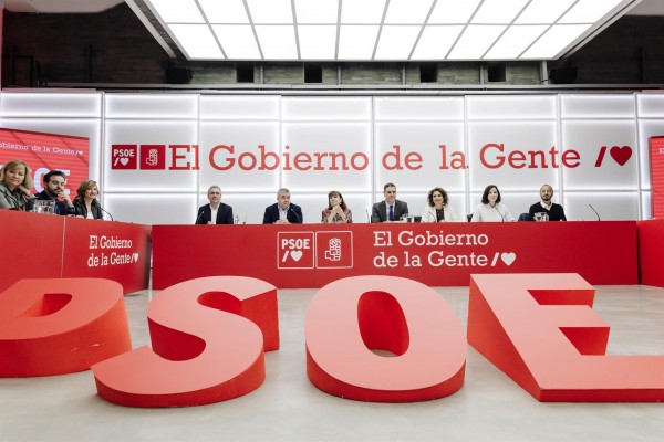 El PSOE sube en febrero dos puntos y amplía a 2,3 su ventaja sobre el PP, según el CIS