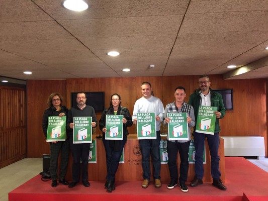 El llibre en valencià pren el carrer en Alacant
