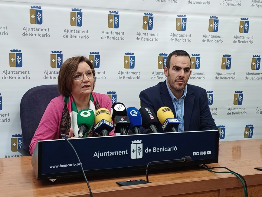 La alcaldesa, la socialista Xaro Miralles, acompañada por el edil de Hacienda, Carlos Flos. - 