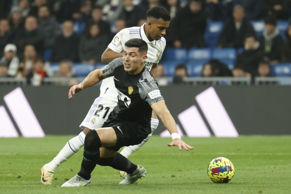 El Elche pierde al central Diego González por sanción (y lesión) ante el Espanyol
