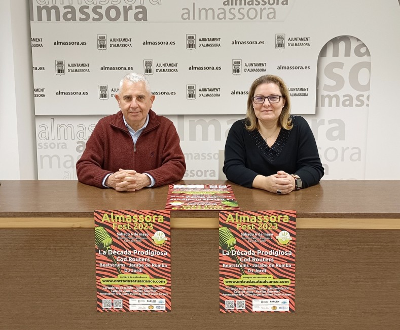 La concejala de Fiestas del Ayuntamiento de Almassora, Isladis Falcó, acompañada por el director de la revista local Parlem, Javier Navarro.  Foto: Ayuntamiento de Almassora - 