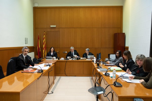 La defensa de Alves cuestiona los indicios contra él y las acusaciones piden mantenerlo en prisión