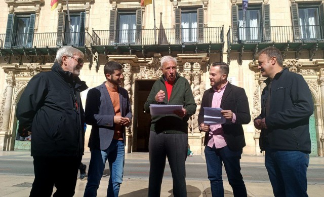 Compromís plantea al pleno que Alicante deje de operar con bancos que discriminen a los mayores 