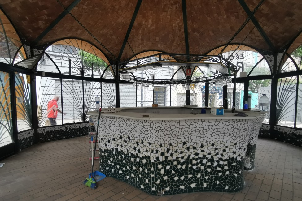 El quiosco de la plaza del Real permanece cerrado desde octubre de 2022. Foto: ANTONIO PRADAS - 