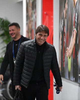 Conte vuelve a Italia para recuperarse de su operación
