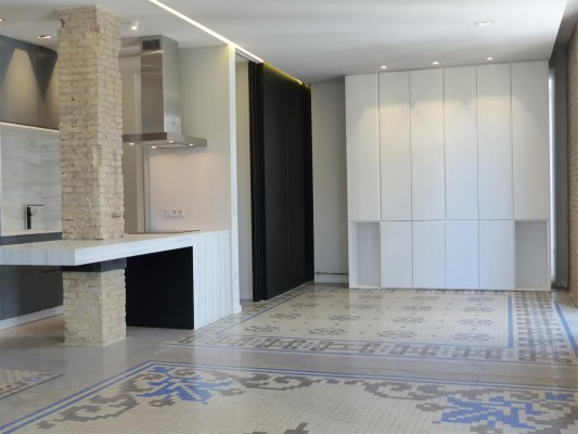 Los inversores buscan apartamentos modernistas, con techos altos y en el Eixample