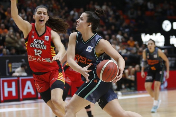 Gran triunfo en la Fonteta para arrebatar el liderato a Spar Girona 