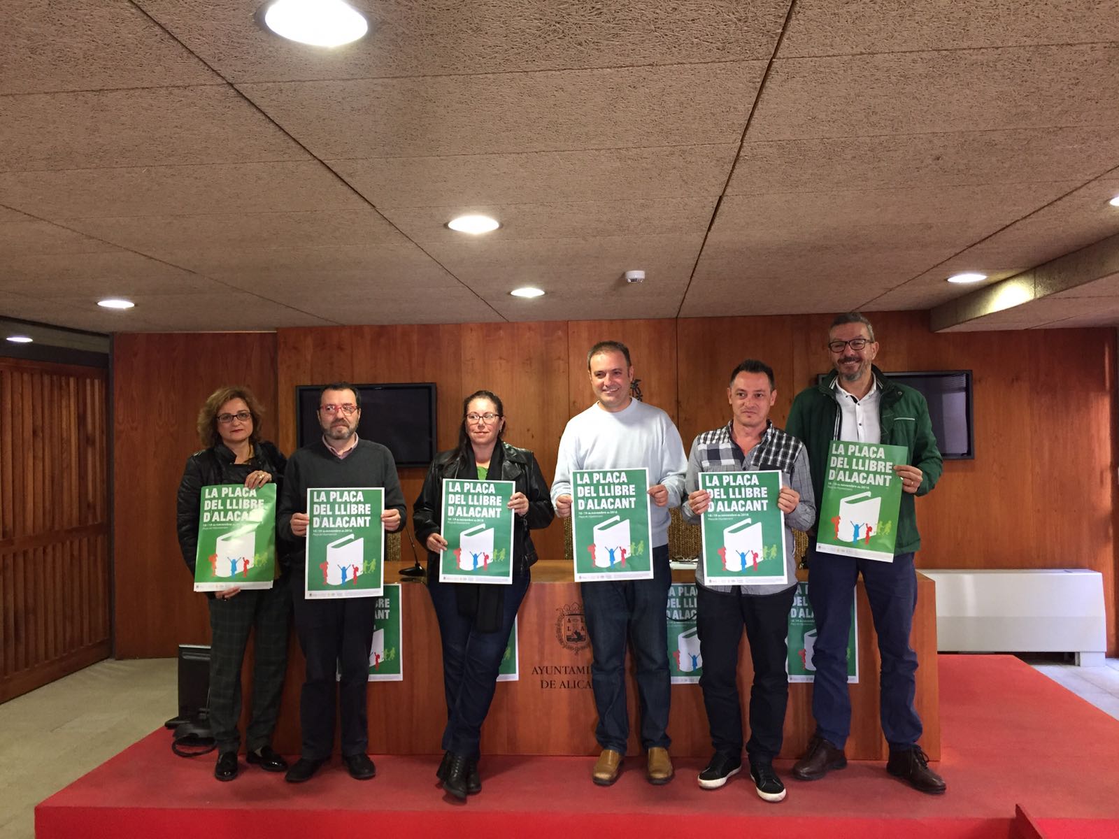 El llibre en valencià pren el carrer en Alacant