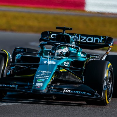 El Aston Martin AMR23 debuta en pista en Silverstone con Alonso y Stroll
