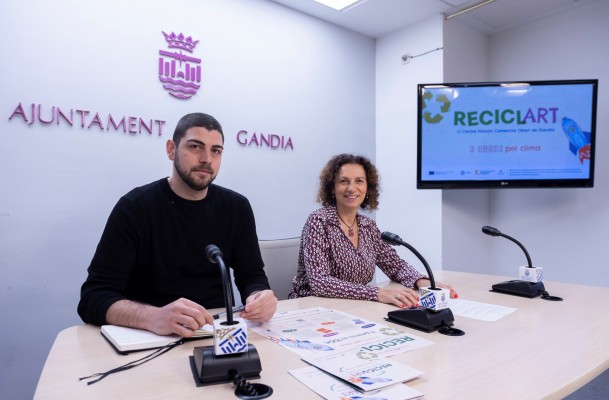 Obras de arte creadas con materiales reutilizados de los comercios del centro histórico de Gandia  