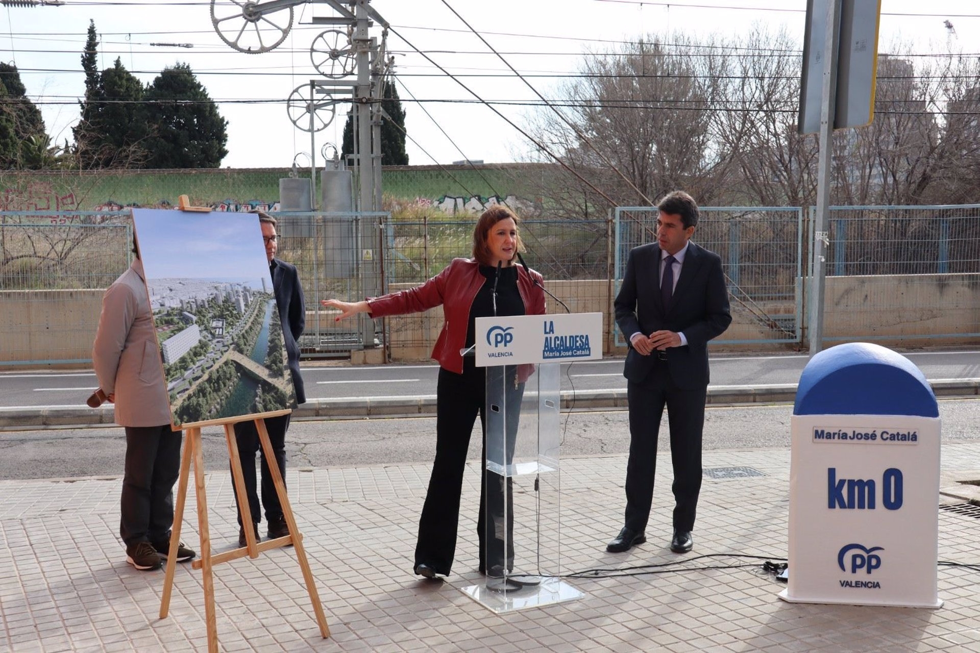 La portavoz del PP en València y candidata a la Alcaldía, María José Catala, junto al presidente del PPCV y candidato a la Generalitat, Carlos Mazón, al final del paseo de La Alameda de la ciudad y junto a las vías de Serrería. - Foto:  PP - 