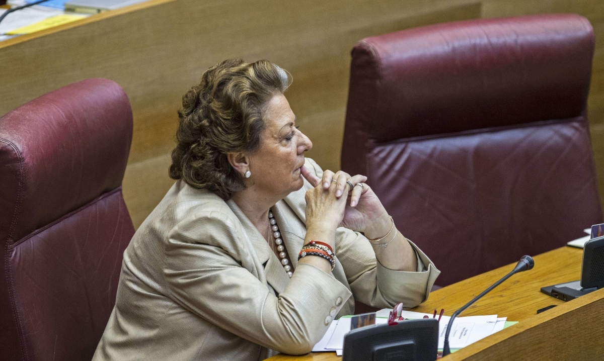 Barberá reaparece en público en el Congreso y se sienta con el PP