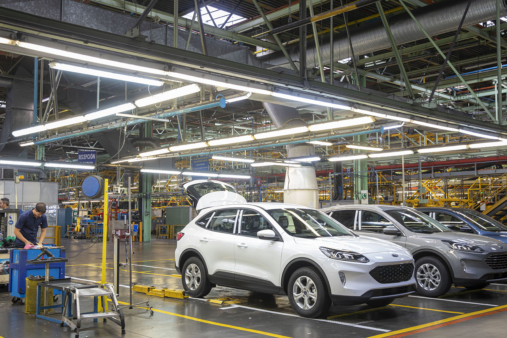 Almussafes esquiva el primer 'hachazo' laboral de Ford en Europa