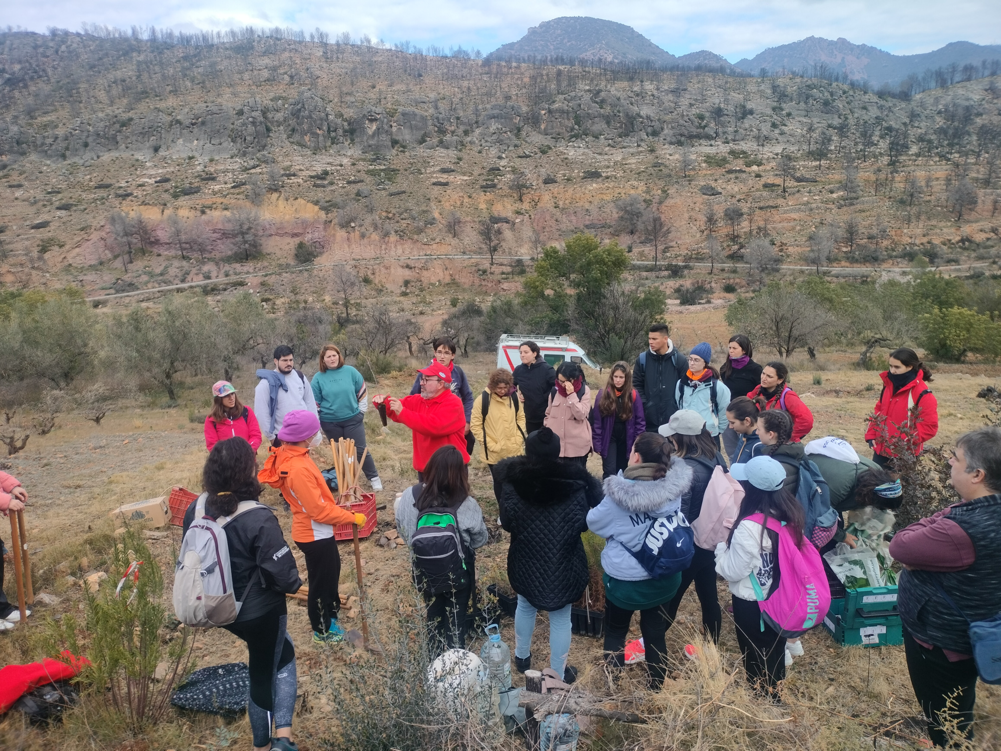 L'UJI realitza una nova campanya de reforestació a Azuébar amb més de 40 voluntaris