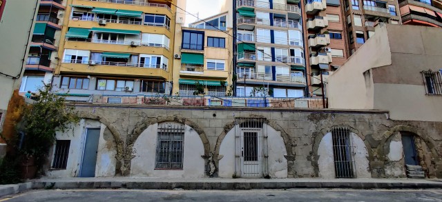 Vecinos del Raval Roig de Alicante reclaman una reordenación del tráfico y un centro comunitario