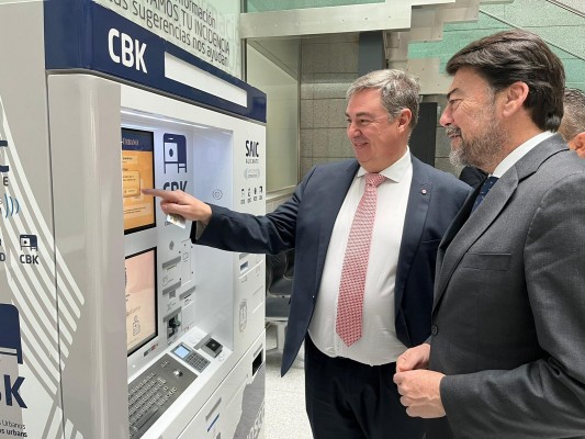 La Comunidad de Madrid se interesa por los ciberquioscos digitales de Alicante