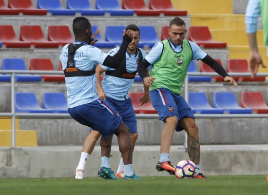 Rubiales se reúne con la plantilla del Levante tras el entrenamiento