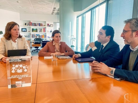 La Generalitat y la banca colaborarán para mejorar el acceso a los mayores a los servicios bancarios
