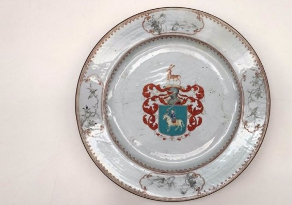 El ARQUA de Cartagena estrena una vitrina de nuevas adquisiciones: empieza con una fuente de porcelana del XVIII