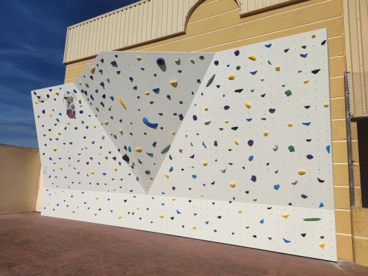 El polideportivo de l'Alqueria de la Comtessa instala un rocódromo de 4,5 metros de altura