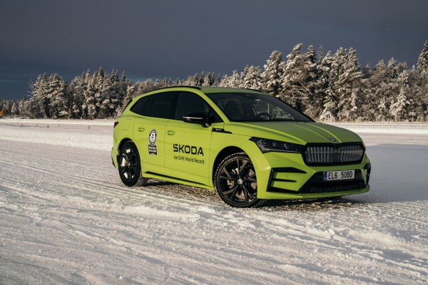 El Škoda Enyaq RS iV consigue dos GUINNESS WORLD RECORDS™ gracias a sus 7,351 km derrapando sobre hielo
