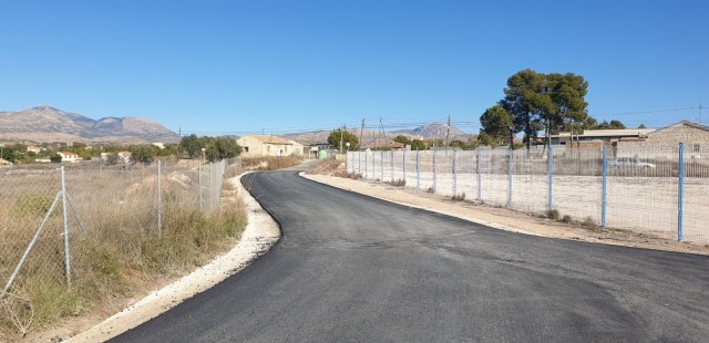 El nuevo plan de asfaltado avanza por seis partidas rurales de Alicante para mejorar la movilidad de caminos y accesos