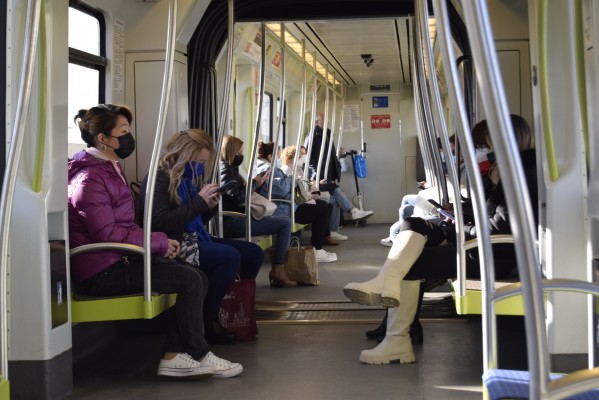 La ayuda al transporte aumenta el uso del metro pero aún por debajo de 2019