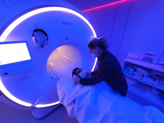 Elegir la música preferida ayuda a los pacientes a relajarse durante la resonancia magnética