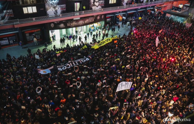 El Valencia-Athletic arranca mientras se mantienen las protestas en la calle