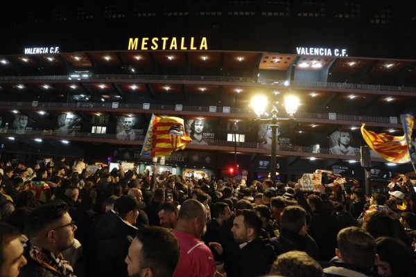 Miles de valencianistas protestan en Mestalla contra la gestión de Peter Lim