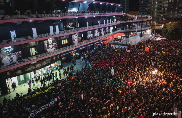 Miles de valencianistas se quedan fuera de Mestalla hasta el minuto 19 en protesta contra Peter Lim