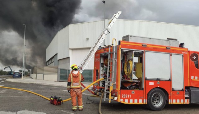 Estabilizado el incendio que afectaba a una empresa de residuos en Loriguilla
