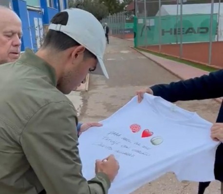 Las tres C de Alcaraz ya están en camiseta y el tenista envía una a quien se tatuó su nombre