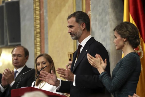 Sillones, escaños, educación y solemnidad
