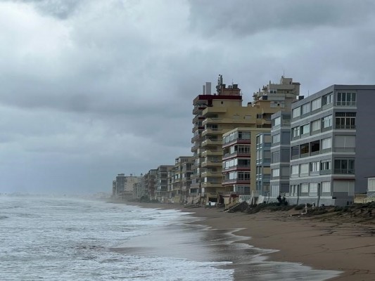 La lucha contra viento y marea de los vecinos para frenar la regresión del litoral en la Safor 
