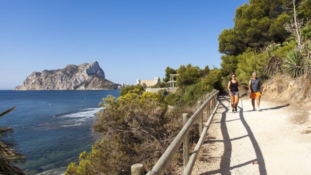 La senda Voramar Calalga de Calp revalida el distintivo de Sendero Azul

