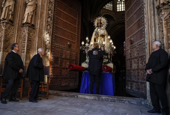 La Virgen de los Desamparados preside la sesión del Tribunal de las Aguas por primera vez en la historia
