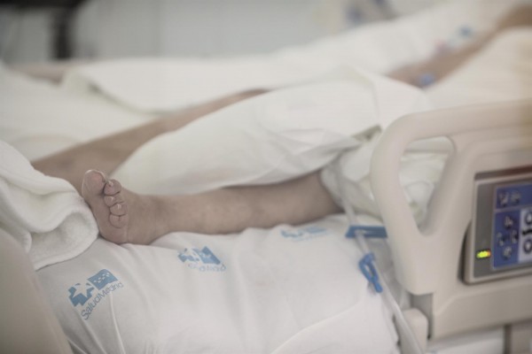 Un antiviral reduce a mitad riesgo de hospitalización por covid en pacientes de alto riesgo, según estudio