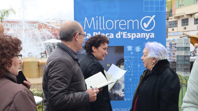 La alcaldesa de Onda recoge propuestas vecinales para reformar la plaza de España