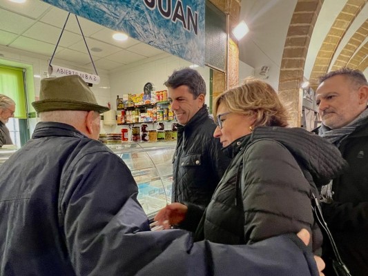 Mazón promete más aparcamiento en el puerto y ayudas al comercio en Xàbia y bajada de impuestos en Teulada

