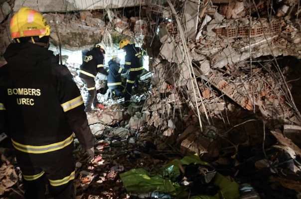 Bomberos valencianos rescatan en Turquía a una niña de 12 años y a su padre
