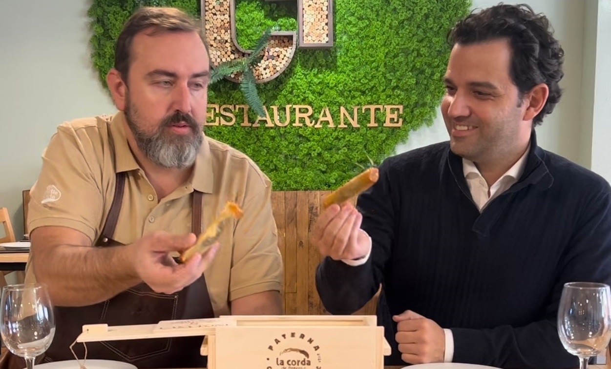 Juan Antonio Sagredo, junto al autor de la tapa ´La cordà de Paterna´. - 