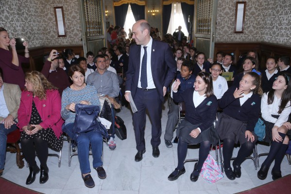 Echávarri asegura que su voluntad es lograr un pacto por la libertad horaria con los centros comerciales