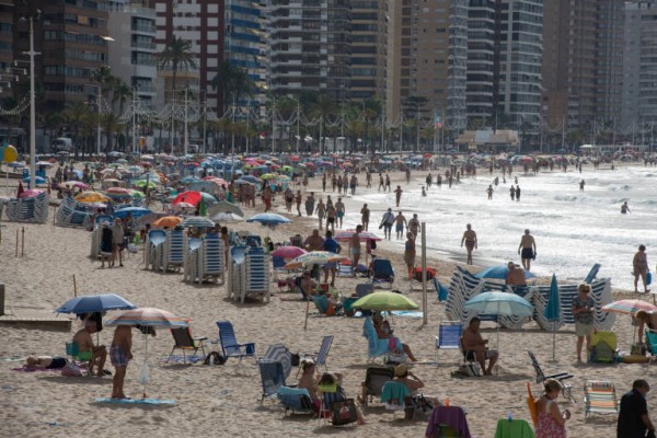 Benidorm se lanza a por el turista belga aprovechando la subida del 9,2% de asientos