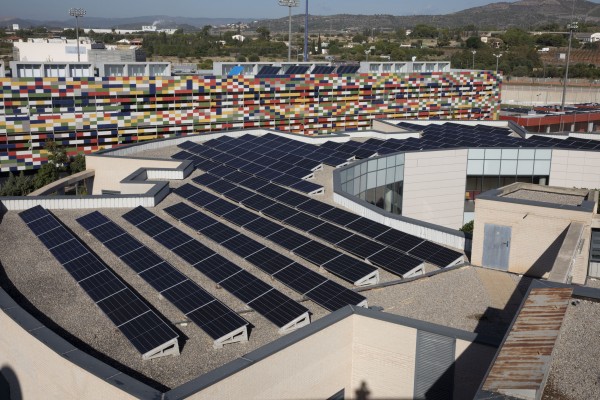 La UJI invierte 1,9 millones y duplicará este año la energía solar generada en los edificios del campus