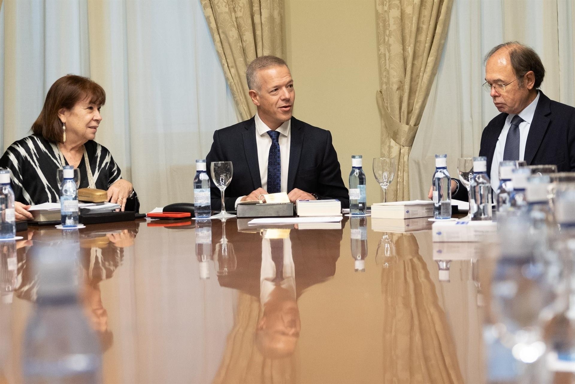 El presidente del Senado, Ander Gil, y los vicepresidentes de la Cámara, Cristina Narbona y Pío García Escudero. Foto: SENADO - 