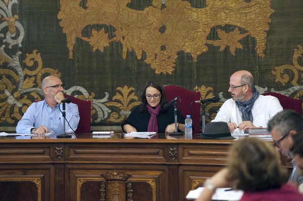 El tripartito y C's pactan la retirada de todos los honores a Franco tras la 'purga' del callejero 